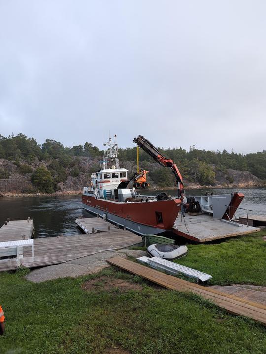 Vi samarbetar bland annat med Vixen sjötransport för skärgårds arbeten som kräver fartygs transport.